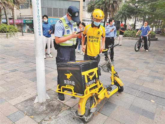 交警在执勤中。