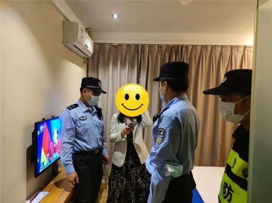 民警找到差点被骗的事主。