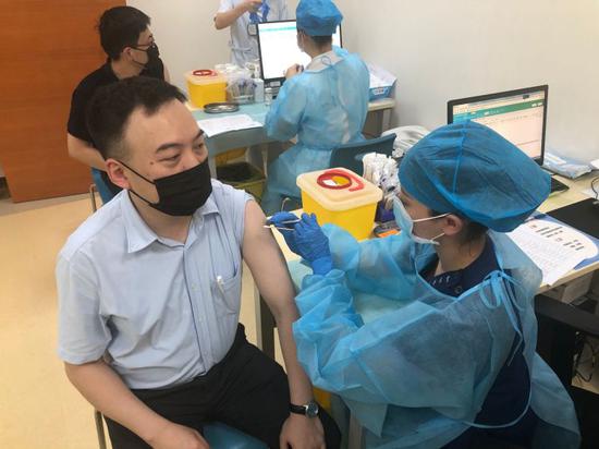 来自台湾新北市的叶先生是今日首位接种新冠疫苗的台胞