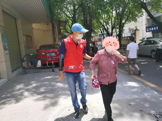  ▲图为何耀良护送迷路阿婆回家