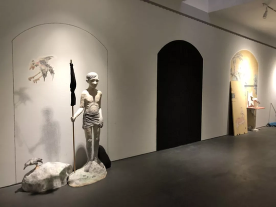 曾建勇,《门洞》,综合材料绘画装置