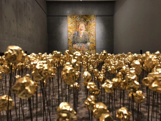 方力钧,《2011-2012》,360×250cm,布面油画(上);《2006》,840×560×32cm,铜、金箔、钢条、铁板,装置(下)