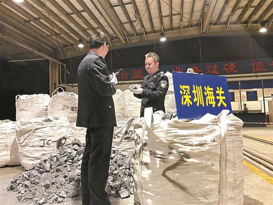 深圳海关缉私人员在现场清点查获的走私出口硅铁。