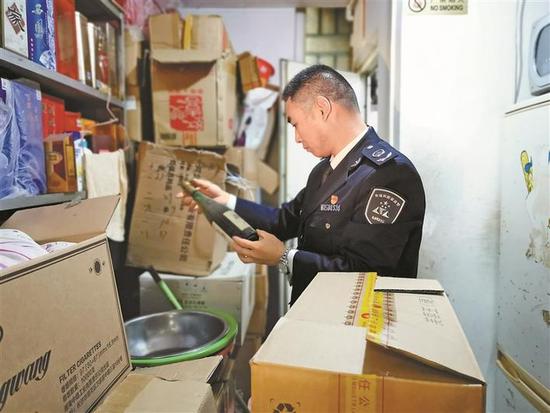 在“九号查酒”行动中，市市场监管局突查烟酒零售店酒品食品安全情况。 深圳晚报记者 李超 摄