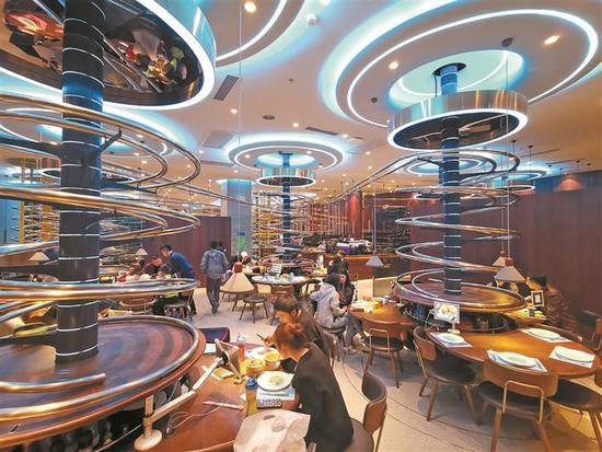 在失重餐厅,食客在送餐轨道下就餐。本版图片由深圳晚报记者 李超 摄
