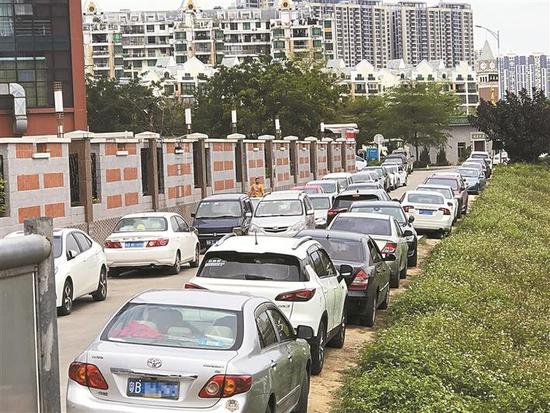 ▲狭窄的预留道路很容易让来往车辆堵在路中间。深圳晚报记者 朱冀 摄