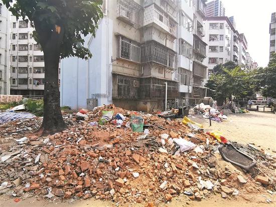 ▲5栋楼下堆放的建筑垃圾。 深圳晚报记者 罗明 摄