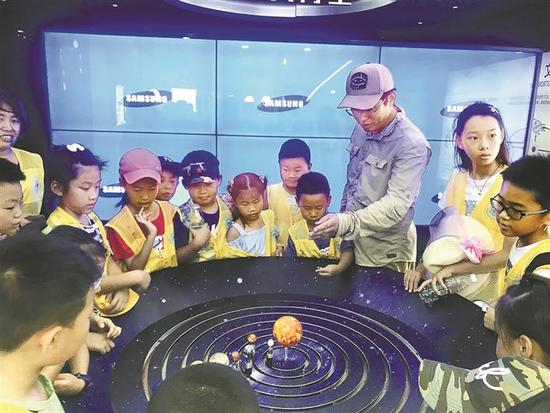 9月20日，气象科普大讲堂上，深圳市气象局科普讲师为孩子们讲解气象知识。图片由主办方提供