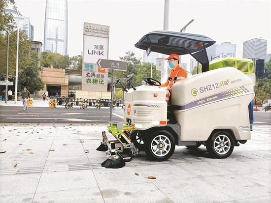 环卫工人驾驶小型机扫车，作业效率更高。