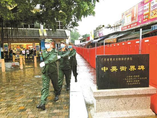 武警官兵冒雨巡逻执勤。