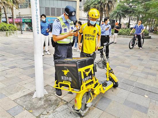 自今年4月起，深圳以宝安、龙华为首个试点，推行电单车“备案制”，图为交警暂扣未备案车辆。