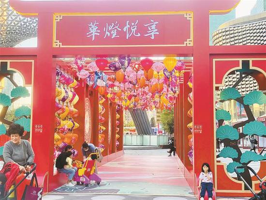 福田区卓悦中心中央大街年味颇浓,不少市民在现场拍照。