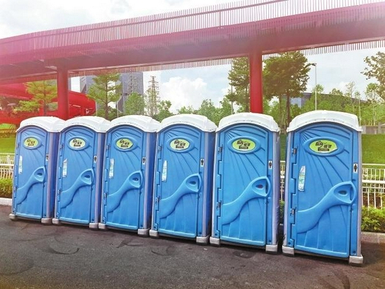 位于公园入口停车场处6个简易自动厕所。