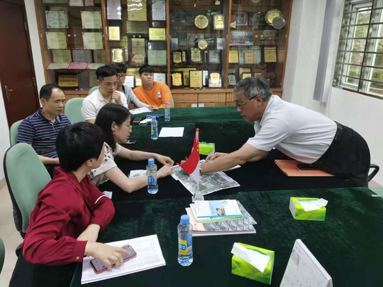 攻坚谈判小组正在进行协商工作