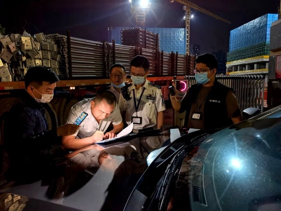 考点周边的建筑工地夜间执法检查,现场对超时施工行为下达责令改正违法行为通知书。