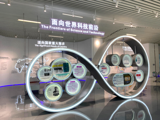 深圳市工程生物产业创新中心一楼展厅数米高的“∞”符号装置