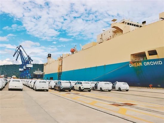 ▲10月10日，3400辆新能源车整装待发，正式开通“小漠港-地中海”新航线。 受访单位供图