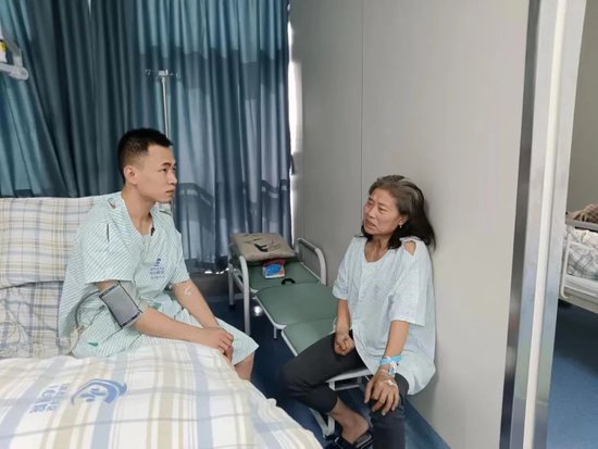 图为事主王群英劫后余生第一时间感谢救命恩人陈凯松