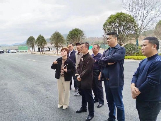 企业负责人向张波一行介绍相关情况