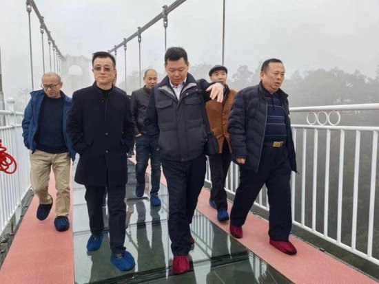 安远人大副主任钟吉源（中）陪同张波主任（左一）考察三百山