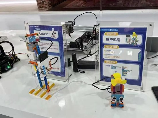 编程猫机器人课展示。