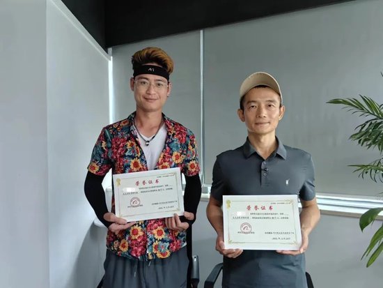 陈先生(左)与唐先生获得“天天正能量特别奖”。