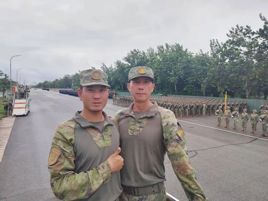 右二为朱佳春