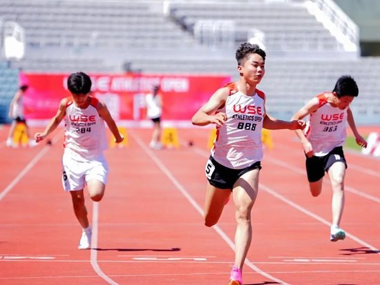 8月9日,韩信(中)参加WSE田径公开赛(澳门站),揽下男子100米、60米和200米三个项目的金牌