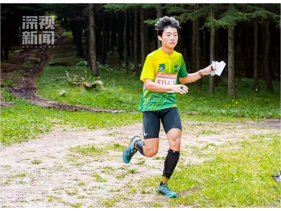 石致远正在参加定向越野比赛