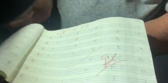 ▲孩子的作业本。深圳晚报记者秦瑶 摄