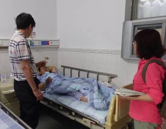▲广东省微生物研究院的李泰辉、邓旺秋在深圳市第三人民医院看望中毒患者。