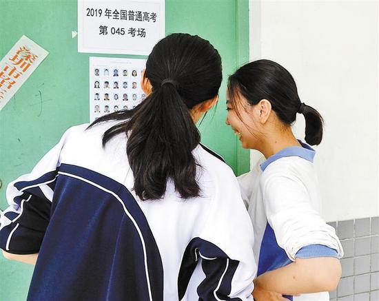 考生在宝安中学踩点。 深圳商报记者 陈锡明 摄