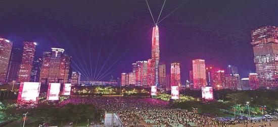 国庆假期,市中心区每晚都有三场灯光秀,虽然游人如织,但由于交警和安保人员的科学有序疏导、市民的文明礼让,现场秩序井然。深圳特区报记者李忠摄