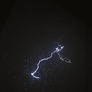 深圳首记录到罕见上行闪电 预计最长有半个月