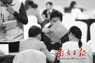 罗湖棚改签约现场,房屋当事人准备签约。 南方日报记者 鲁力 摄