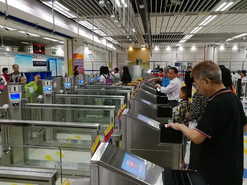 在“一地两检”模式下,深圳湾口岸的进出境旅客正常情况下10分钟可过关。黄仰鹏摄 图片来源:香港《大公报》