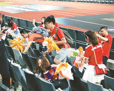 深圳史上最大规模足球赛事 4万球迷赛后顺手带