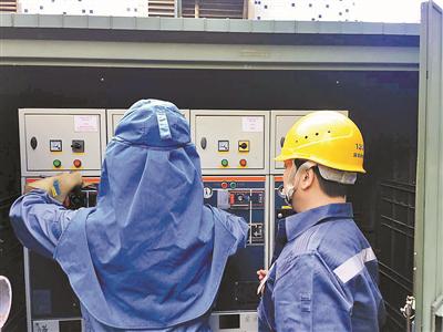 ▲宝安区供电局配电工作人员在宝安西乡流塘村进行抢修。深圳供电局供图