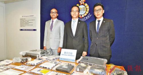 香港警方检获的计算机、手机、银行存折及提款卡。刘友光 摄。图片来源:香港文汇报 香港警方检获的计算机、手机、银行存折及提款卡。刘友光 摄。图片来源:香港文汇报