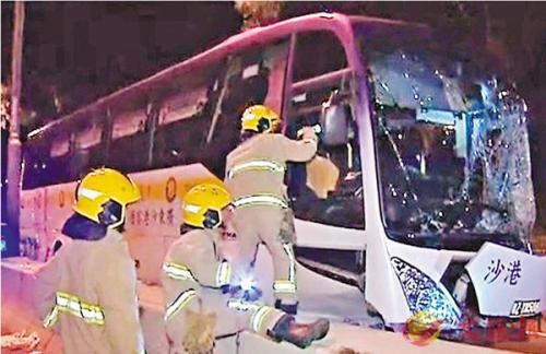 消防员仔细检查出事旅游巴损毁情况。图片来源:香港《文汇报》。
