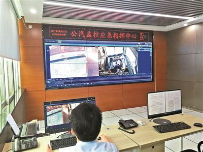 ▲公交监控应急指挥中心工作人员正在调取实时录像。 深圳晚报记者 董玉含 摄
