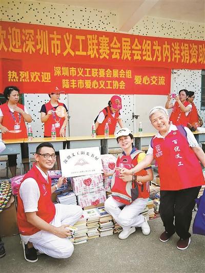 ②郑奶奶和其他义工们为贫困地区孩子筹集了几百本图书。受访者供图