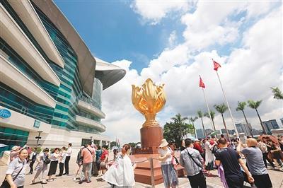 游客在香港金紫荆广场游览。 新华社记者李 鹏摄