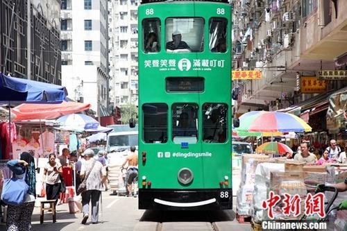 香港旅游景点之一的春秧街吸引不少内地及世界各地游客观光。春秧街的一条单向街道。东面起自糖水道,西端连接北角道。春秧街有“小福建”、“小上海”之称,街道满布小贩,两旁楼宇地下则有专门售卖福建和上海等地道食物的店铺。