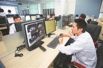 罗湖医学影像远程诊断中心的工作人员在进行远程诊断。 市卫计委供图