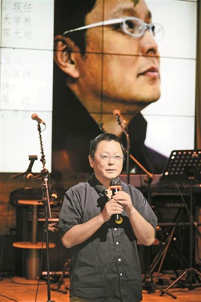 “第一朗读者”学术主持杨小滨。