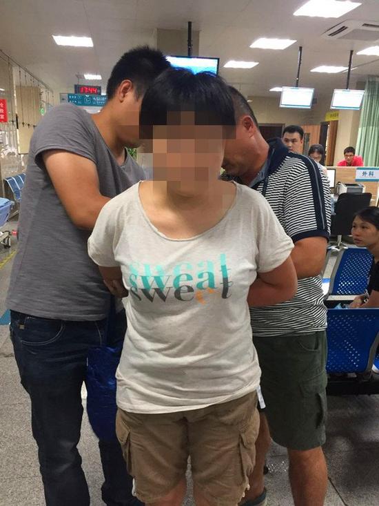 ▲嫌疑人潘某被民警抓获