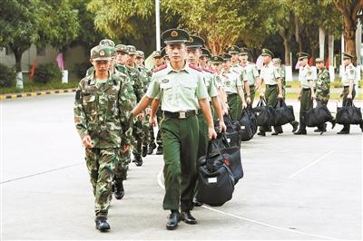 班长带领新兵前往班排宿舍。