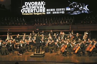 德沃夏克《狂欢节》序曲 指挥;胡咏言(中国)。本版图片均由深圳晚报记者 冯明 摄