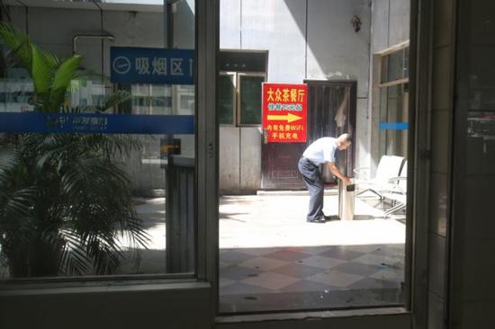 ▲深圳汽车站室外吸烟点